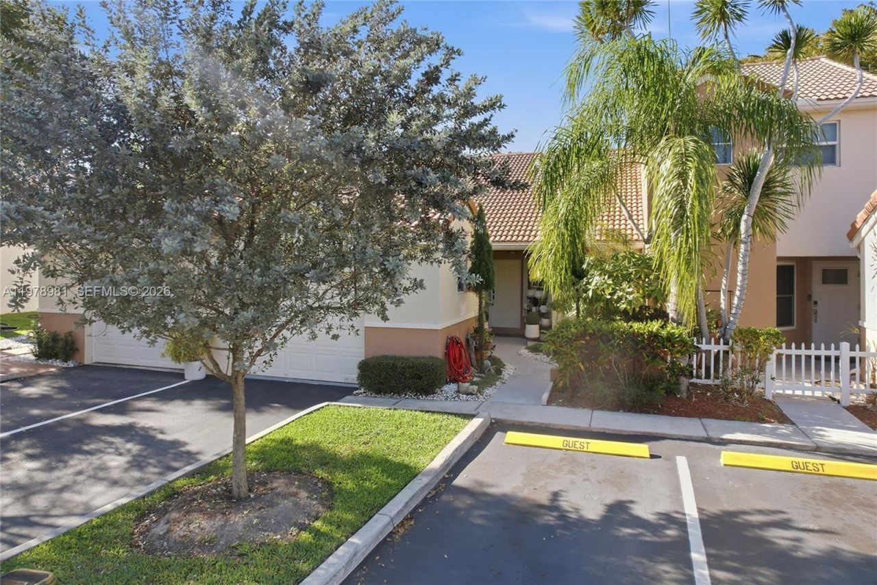 8249 NW 70th St, Tamarac, FL 33321 Photo