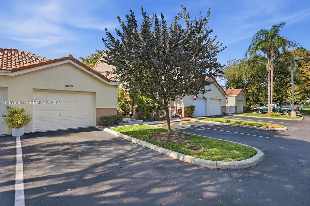 8249 NW 70th St, Tamarac, FL 33321 Photo