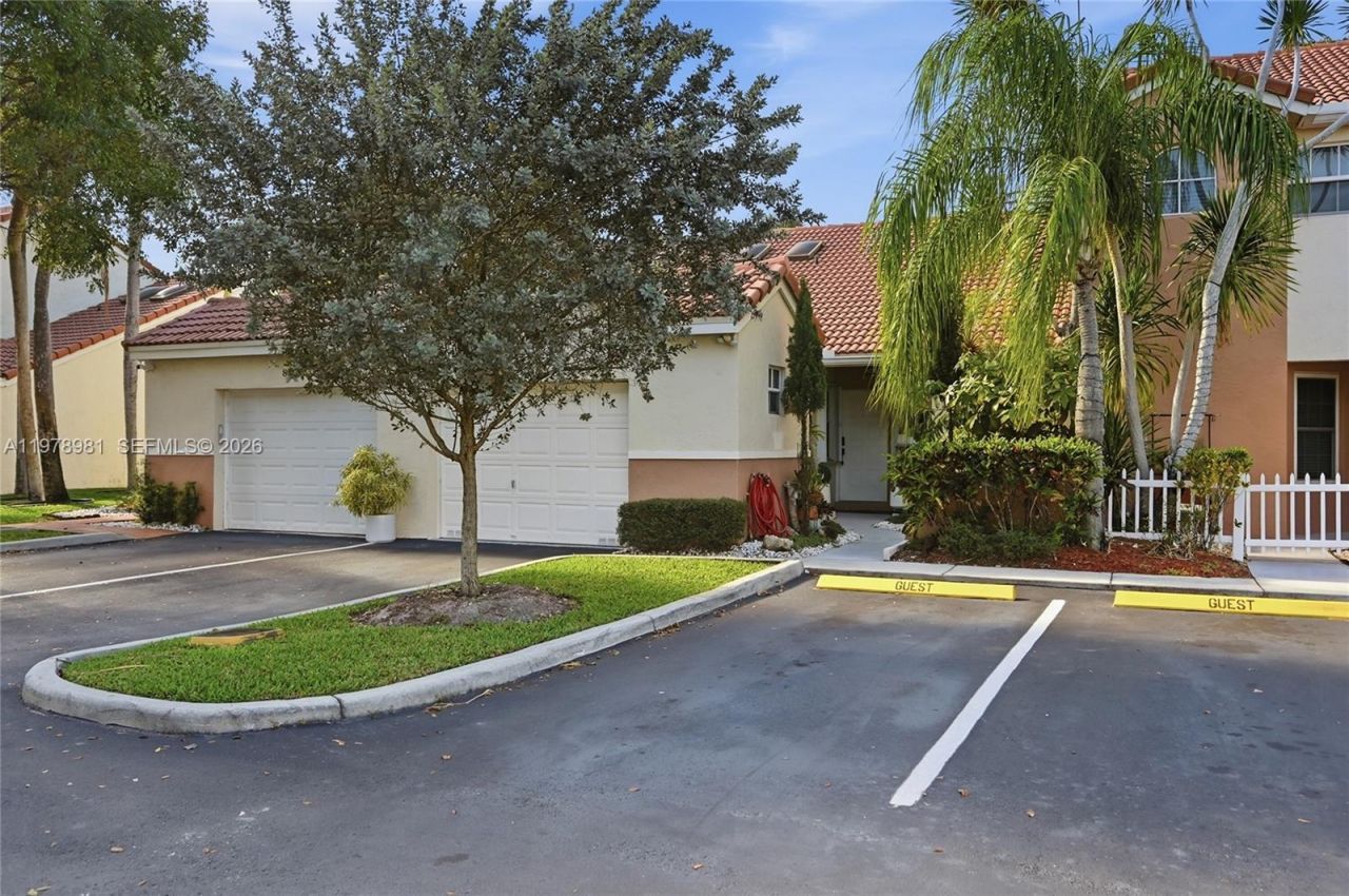 8249 NW 70th St, Tamarac, FL 33321 Photo