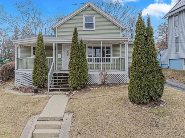 643 Wing Street , Elgin, IL 60123