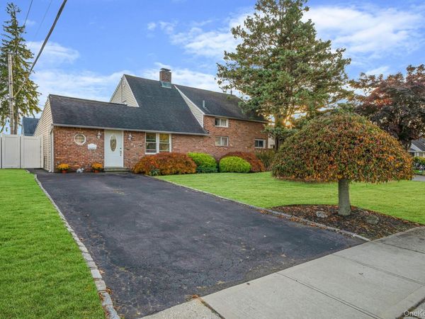 22 Bayberry Lane , Levittown, NY 11756