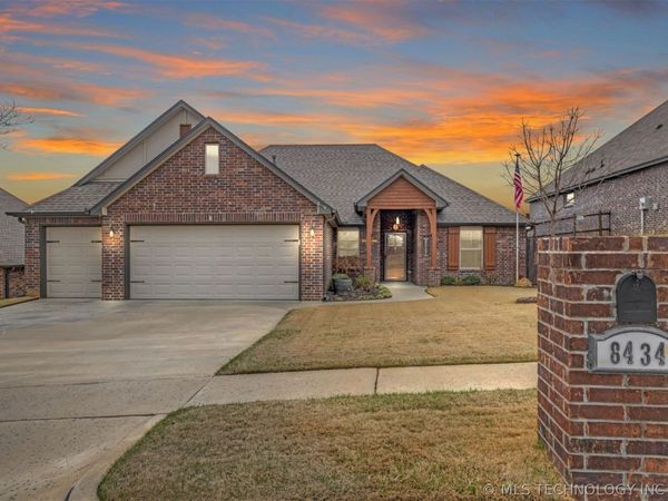 8434 N 77th Avenue , Owasso, OK 74055