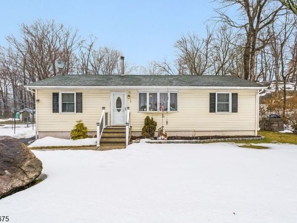 9 Temple Trl, Hopatcong, NJ 07843