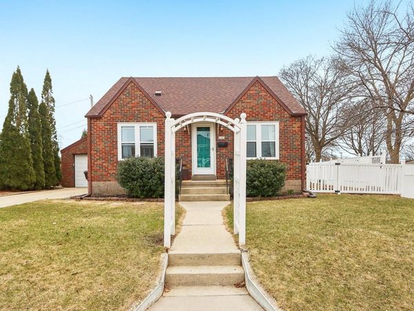 1703 E Norwich AVENUE, Saint Francis, WI 53235