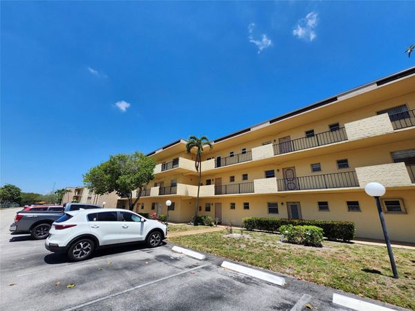 301 CAMBRIDGE RD, Unit 301, Hollywood, FL 33024