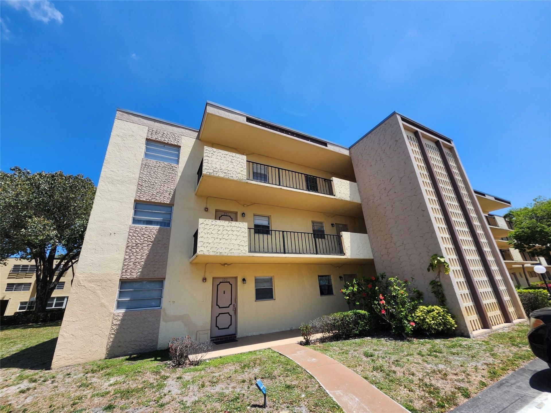 301 Cambridge Road, Unit 301, Hollywood, FL 33024 Photo