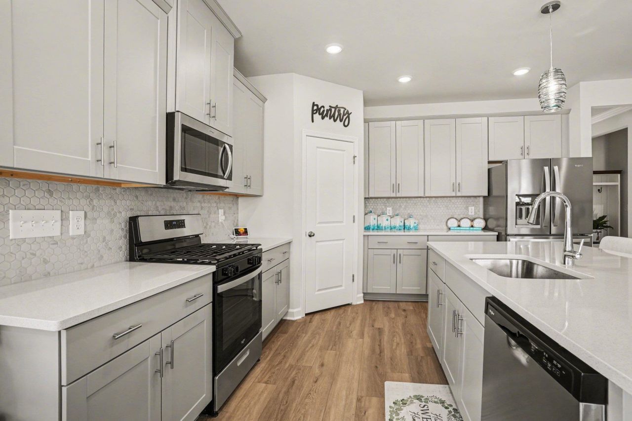 436 Rollins Dr. Photo 8