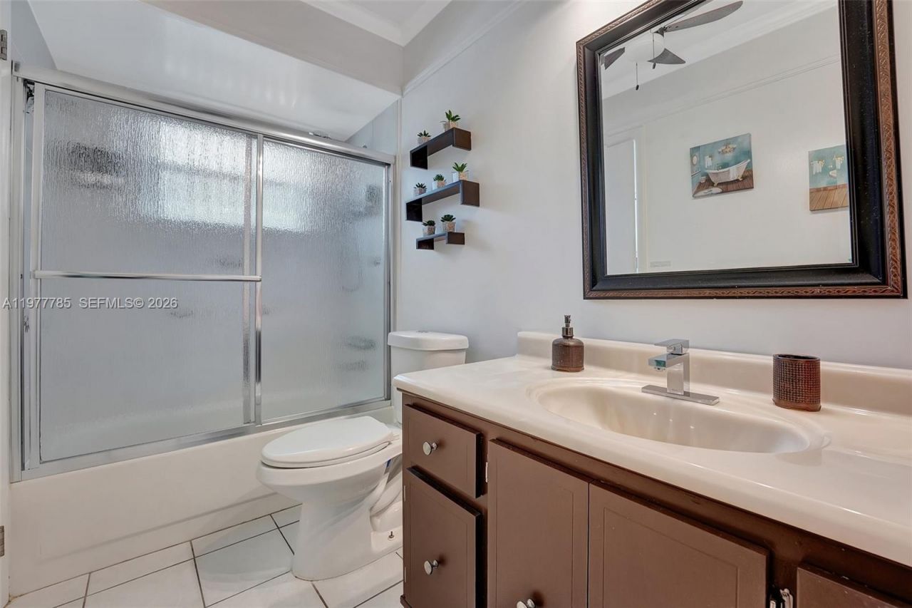 5003 NW 35th St , Unit 408, Lauderdale Lakes, FL 33319 Photo