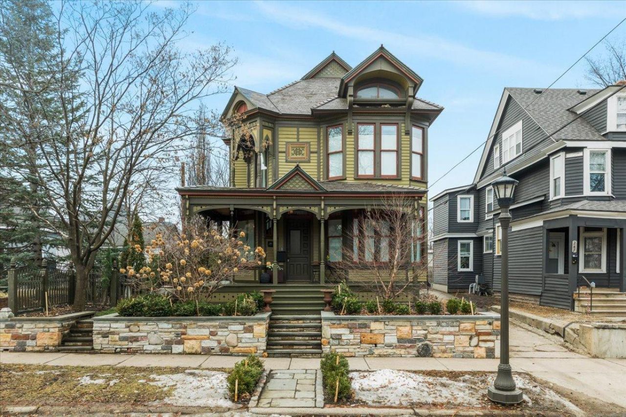 283 Avon Street N, Saint Paul, MN 55104 Main Photo