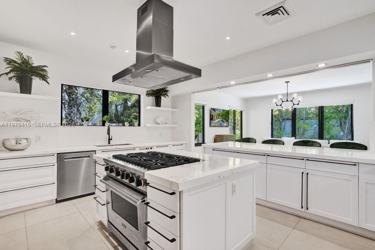 5735 N Bay Rd , Miami Beach, FL 33140 Photo