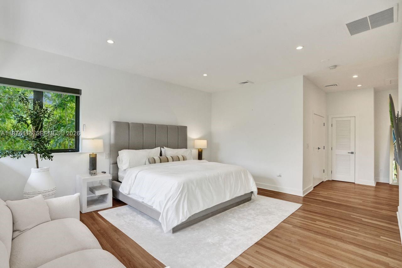 5735 N Bay Rd , Miami Beach, FL 33140 Photo