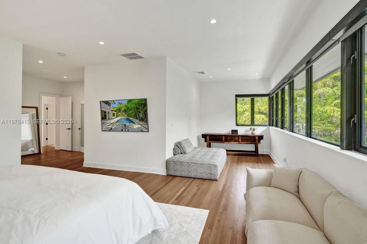 5735 N Bay Rd , Miami Beach, FL 33140 Photo