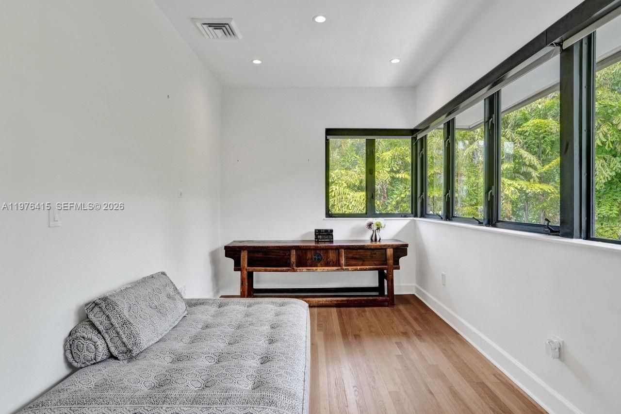 5735 N Bay Rd , Miami Beach, FL 33140 Photo