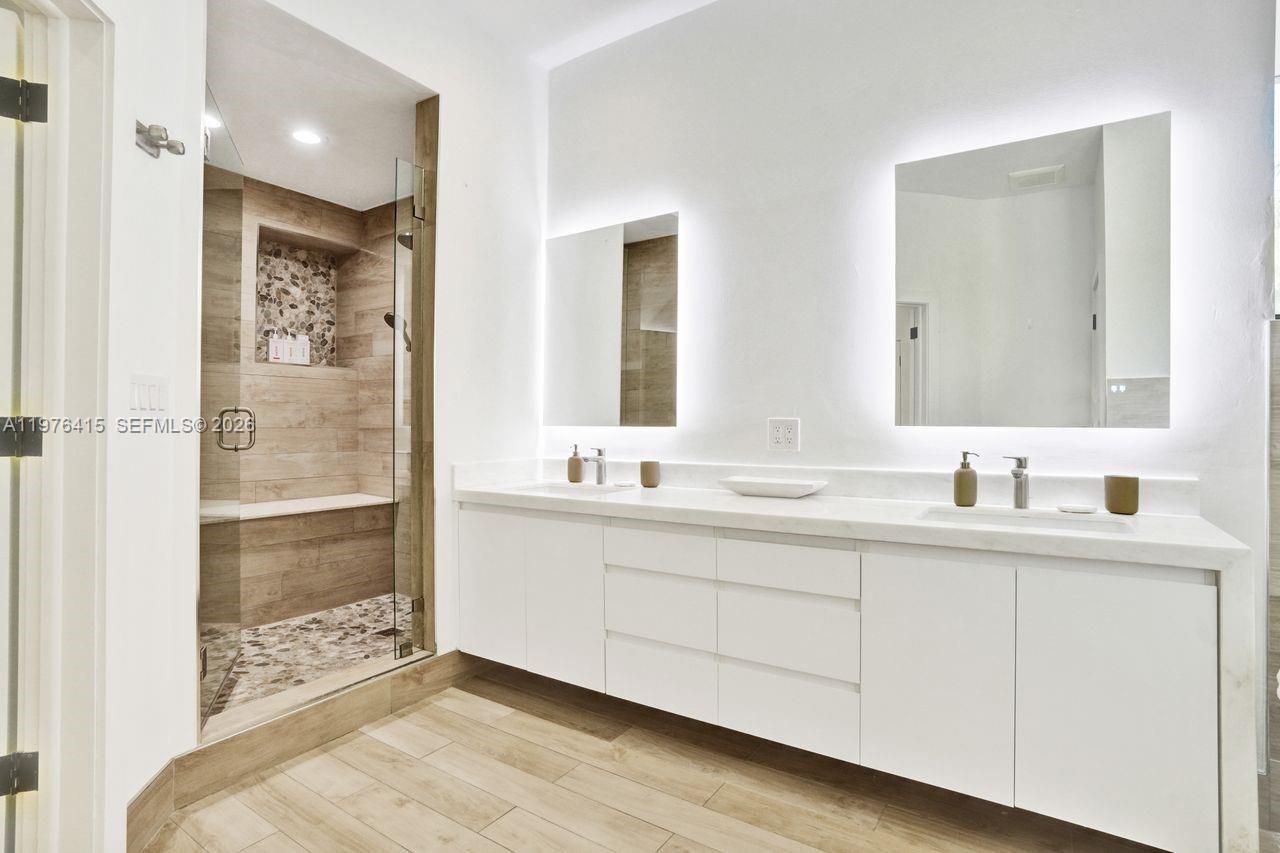 5735 N Bay Rd , Miami Beach, FL 33140 Photo