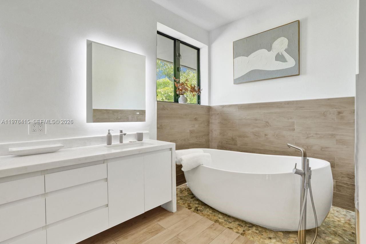 5735 N Bay Rd , Miami Beach, FL 33140 Photo