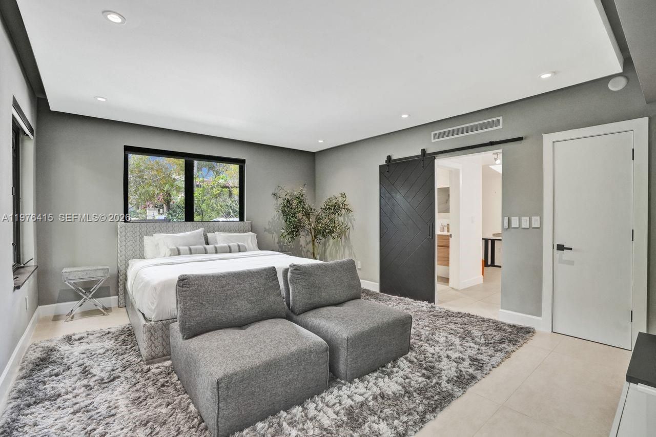 5735 N Bay Rd , Miami Beach, FL 33140 Photo