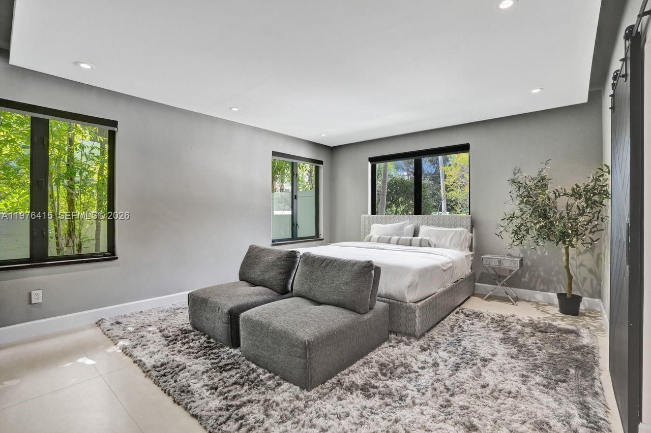 5735 N Bay Rd , Miami Beach, FL 33140 Photo