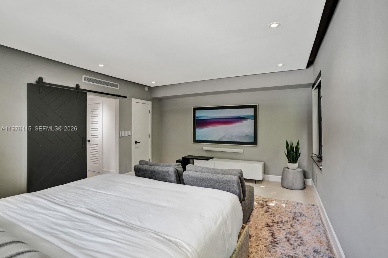 5735 N Bay Rd , Miami Beach, FL 33140 Photo