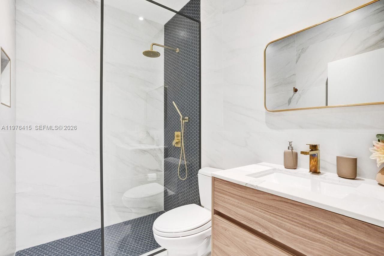 5735 N Bay Rd , Miami Beach, FL 33140 Photo