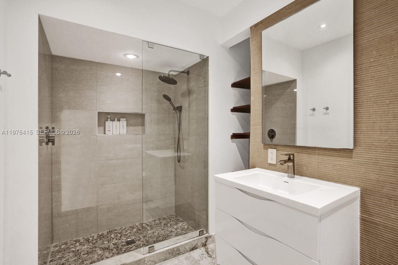 5735 N Bay Rd , Miami Beach, FL 33140 Photo