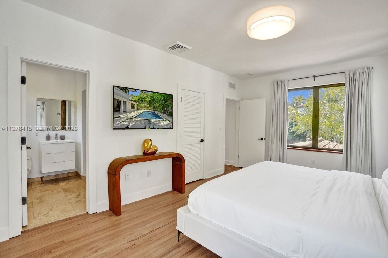 5735 N Bay Rd , Miami Beach, FL 33140 Photo