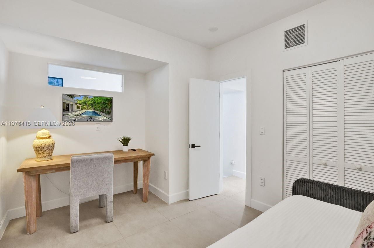 5735 N Bay Rd , Miami Beach, FL 33140 Photo