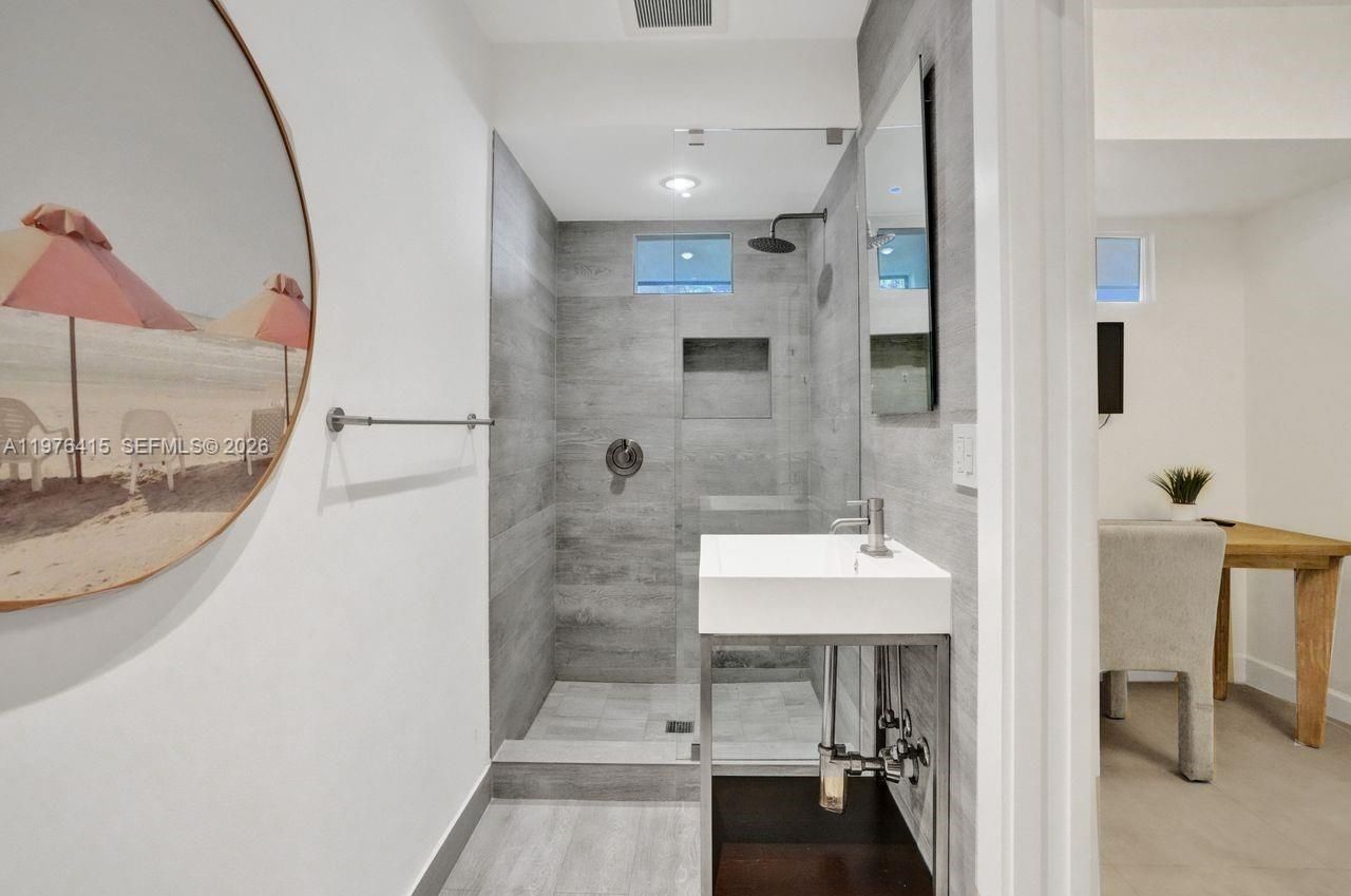 5735 N Bay Rd , Miami Beach, FL 33140 Photo