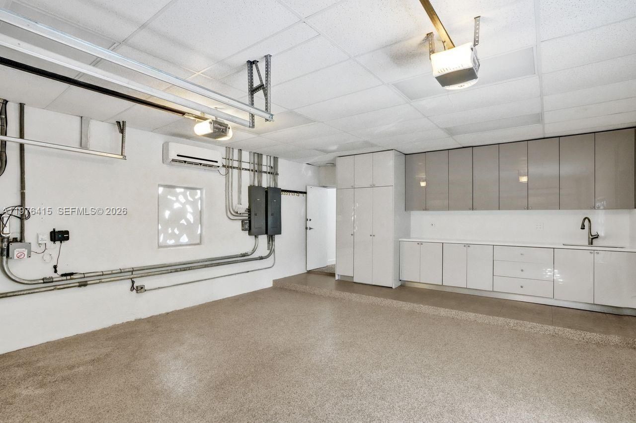 5735 N Bay Rd , Miami Beach, FL 33140 Photo