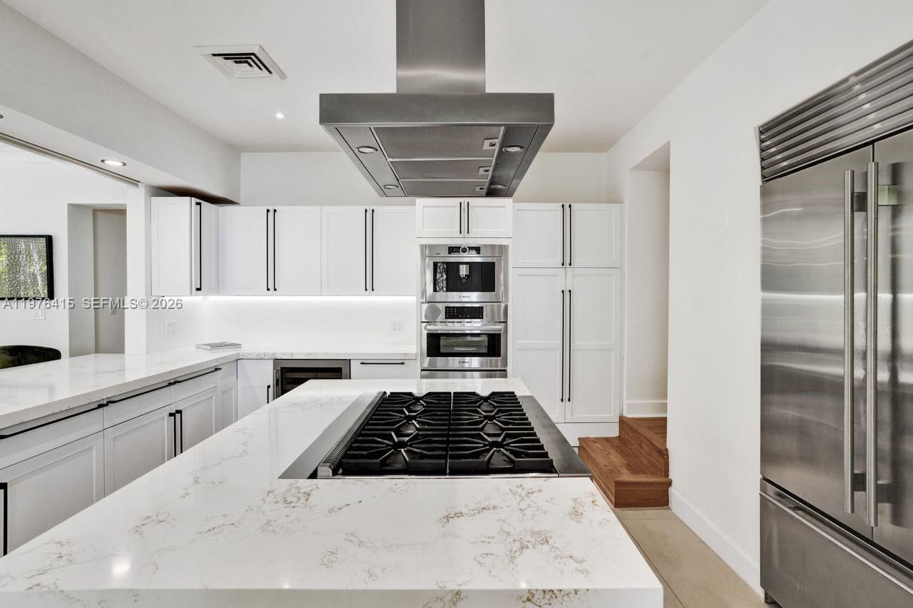 5735 N Bay Rd , Miami Beach, FL 33140 Photo