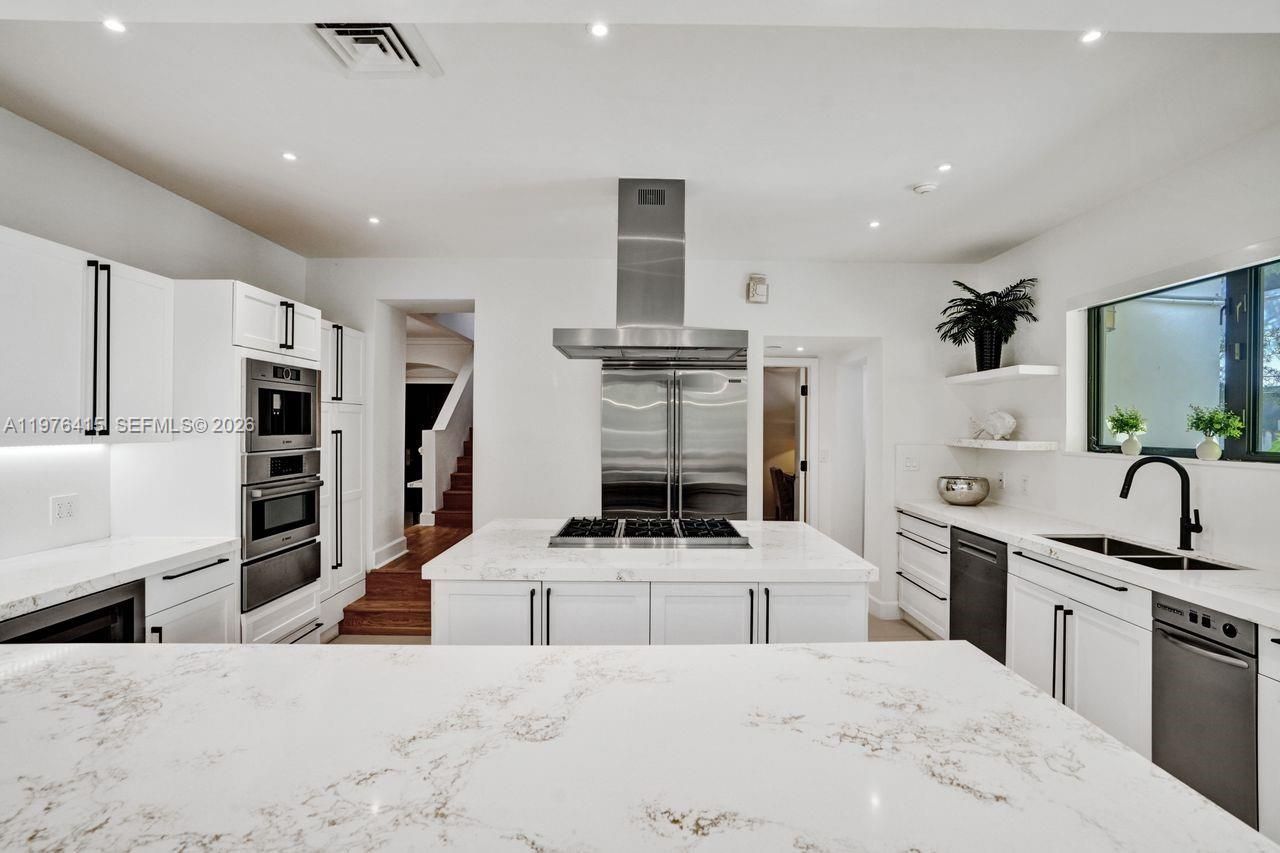 5735 N Bay Rd , Miami Beach, FL 33140 Photo