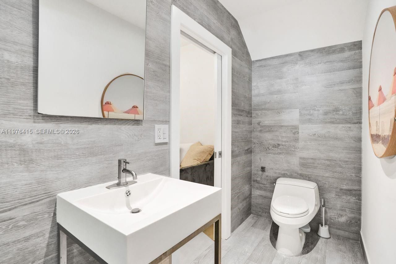 5735 N Bay Rd , Miami Beach, FL 33140 Photo