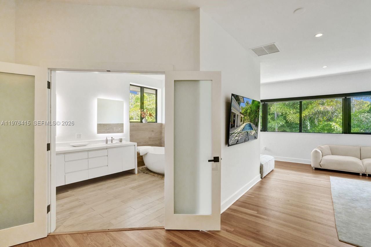 5735 N Bay Rd , Miami Beach, FL 33140 Photo