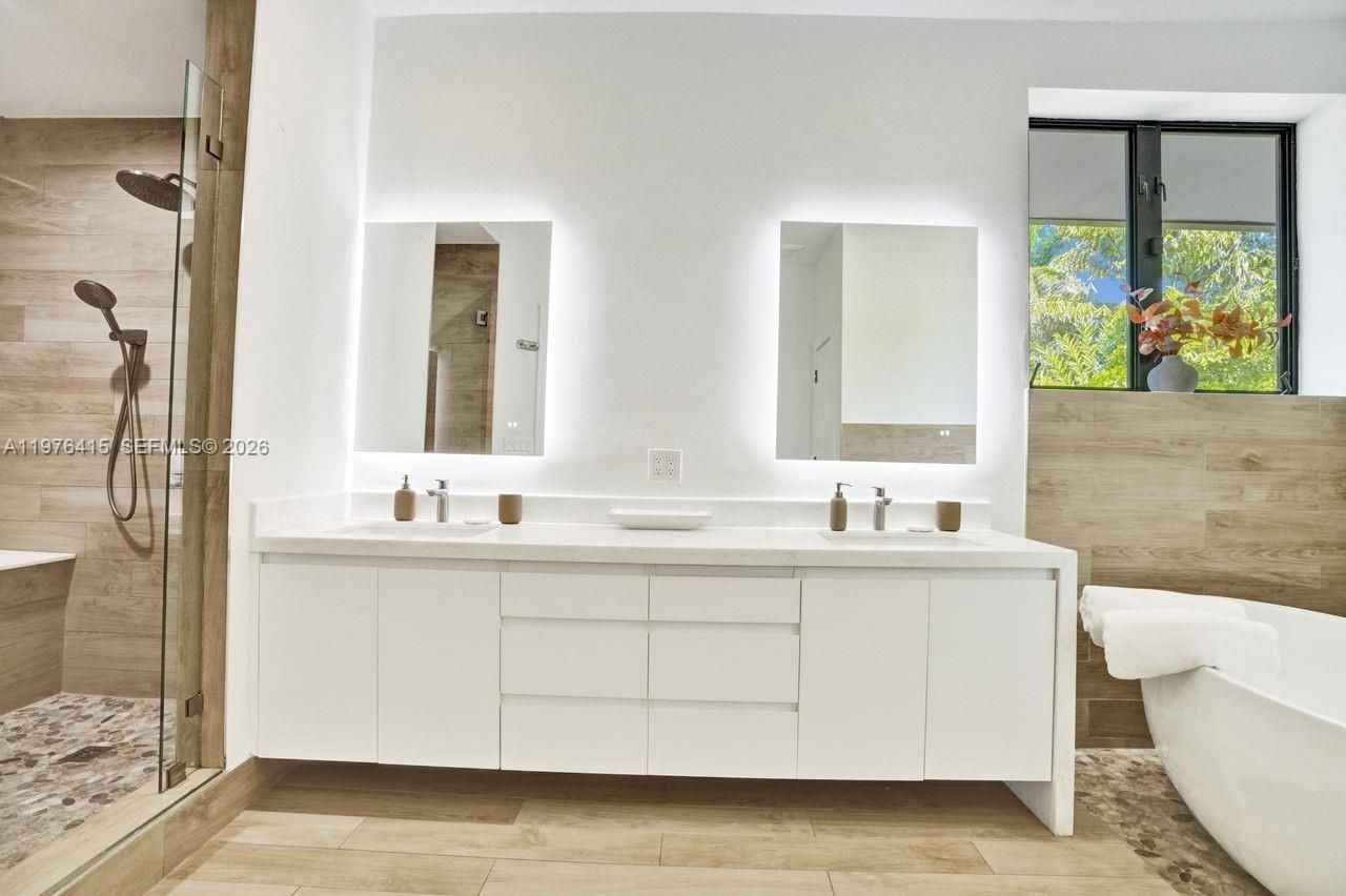 5735 N Bay Rd , Miami Beach, FL 33140 Photo