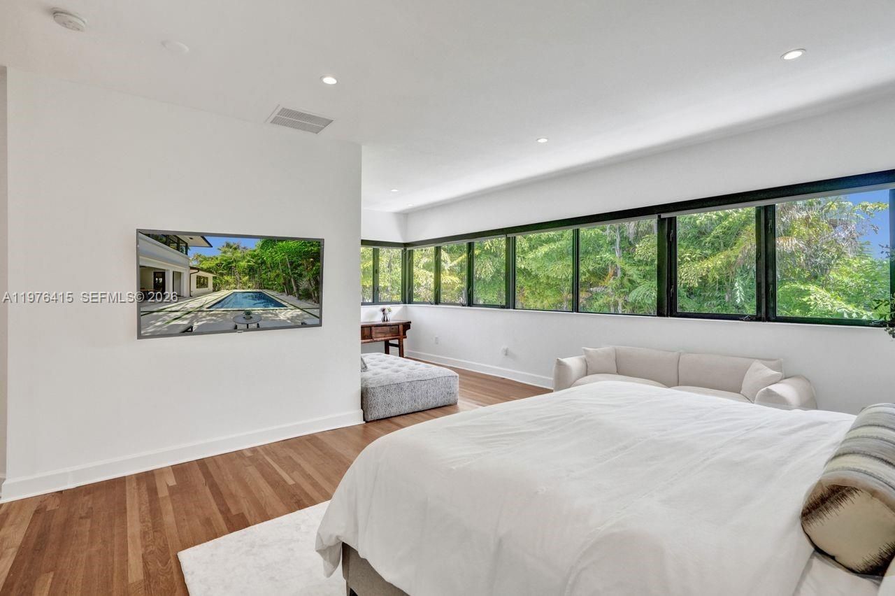 5735 N Bay Rd , Miami Beach, FL 33140 Photo