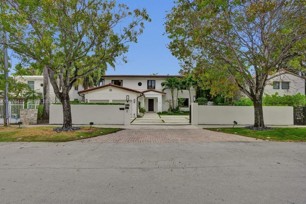 5735 N Bay Rd , Miami Beach, FL 33140 Photo