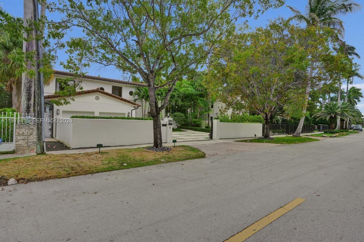 5735 N Bay Rd , Miami Beach, FL 33140 Photo