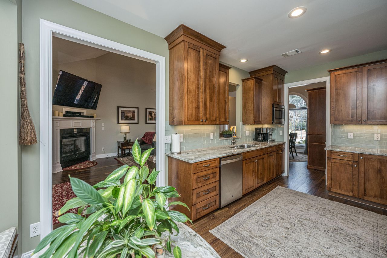 102 Amen Corner Photo 10