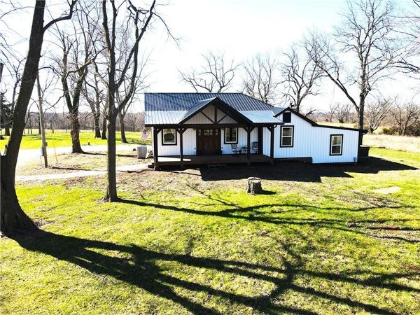 786 NW 100th Road, Centerview, MO 64040