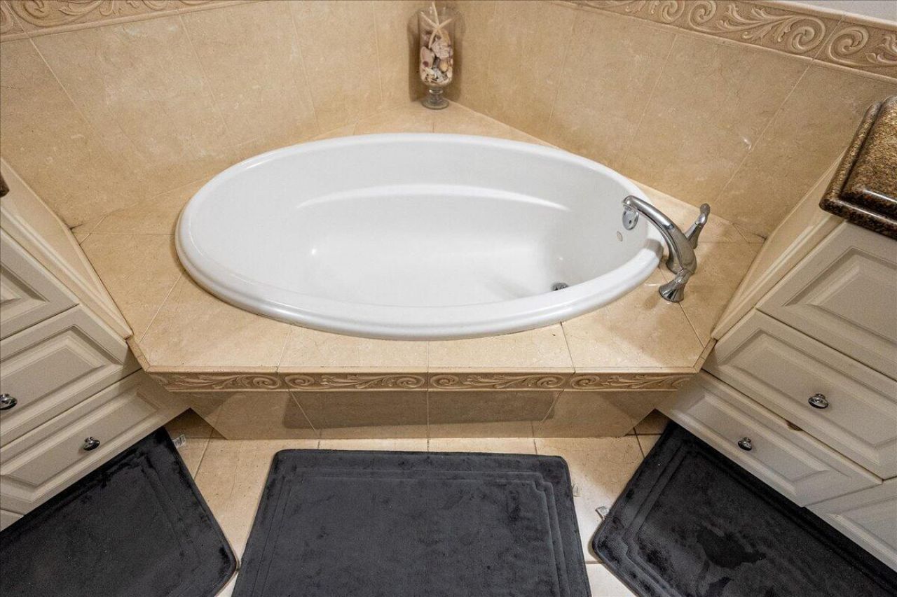 36 Harbour Isle Drive W, Unit 106, Fort Pierce, FL 34949 Photo