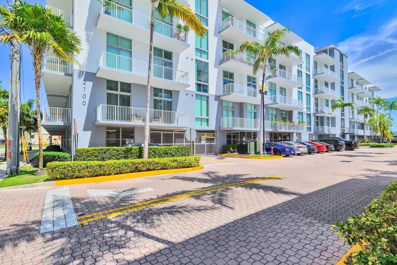2100 Van Buren Street, Unit 203, Hollywood, FL 33020 Photo