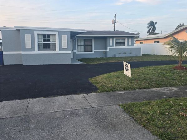 3711 NW 25th St, Lauderdale Lakes, FL 33311