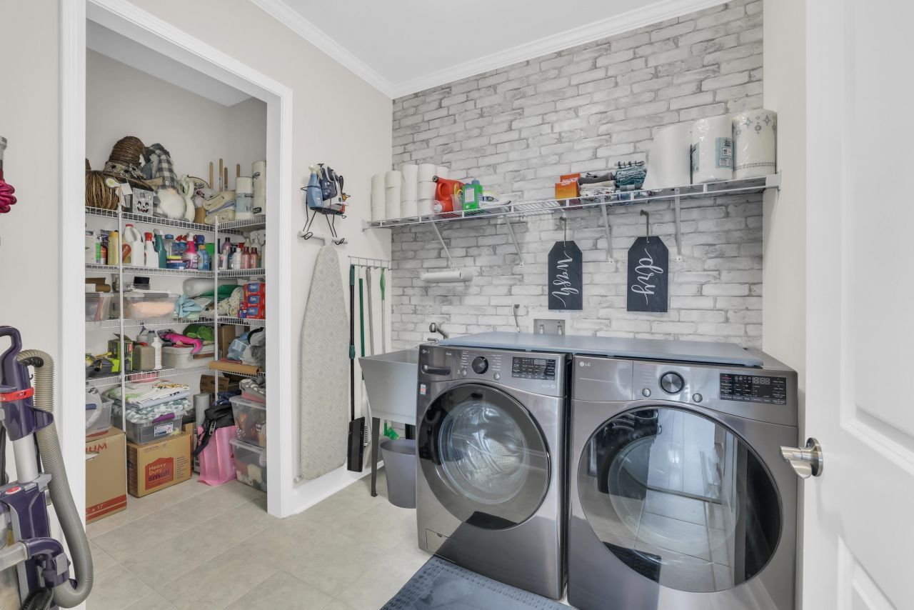 6652 Anterselva Dr. Photo 33