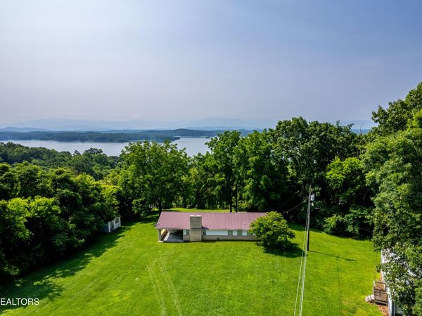 2825 P V T Way, Dandridge, TN 37725