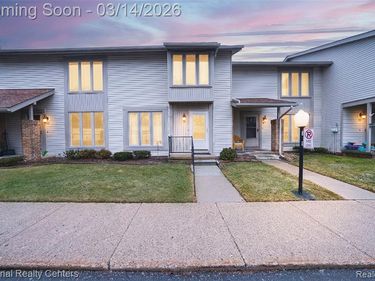 90 Willow Way, Waterford Twp, MI 48328