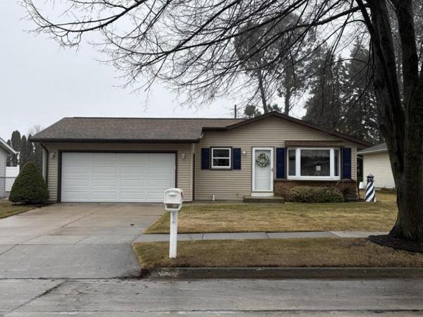 823 Dueno COURT, Manitowoc, WI 54220