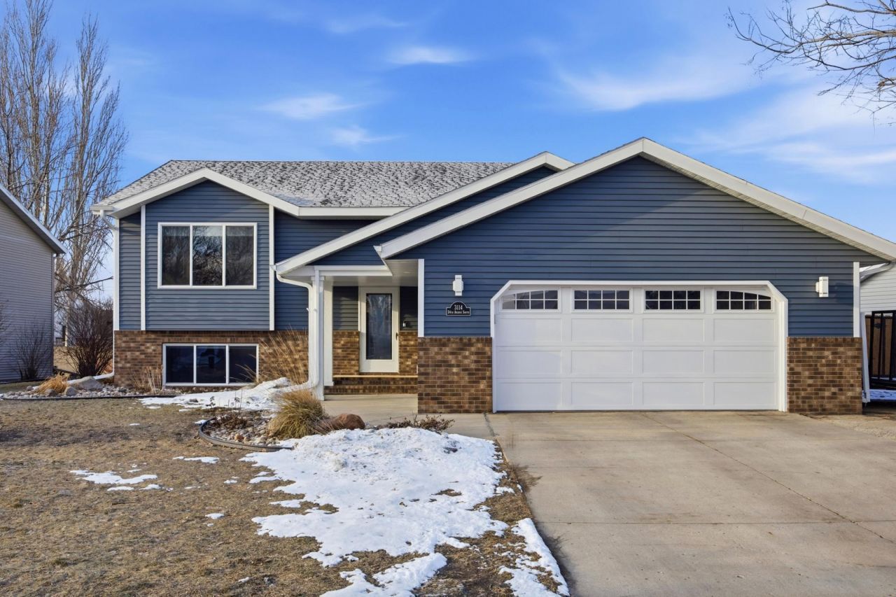 3114 24th Avenue S, Fargo, ND 58103 Main Photo