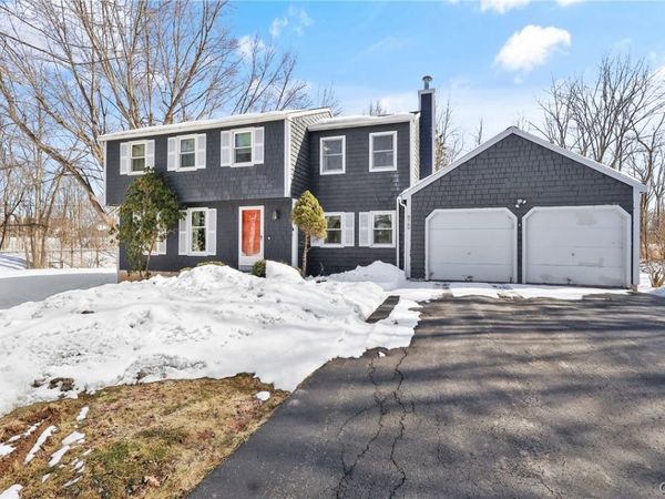 8769 Foxfire Ln, Baldwinsville, NY 13027