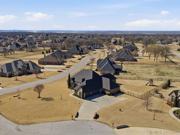 6502 N Oakwood Circle, Owasso, OK 74055