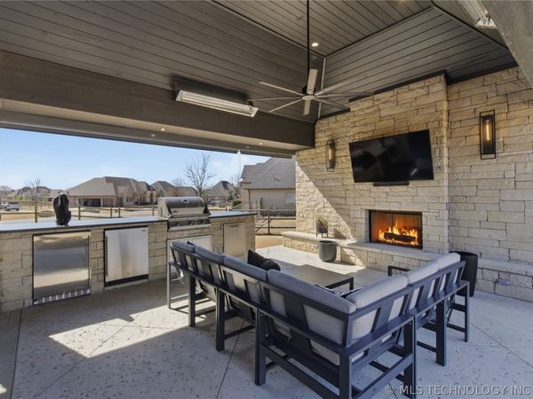 6502 N Oakwood Circle, Owasso, OK 74055
