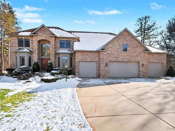 2215 Ridgemoor Court , Burton, MI 48509